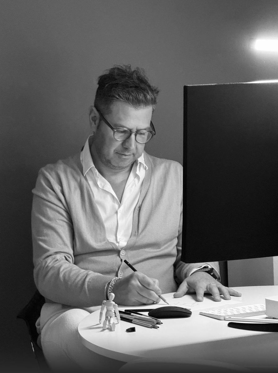 Vincenzo Grigoli, architetto, al tavolo di lavoro
